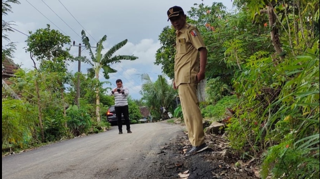 wabup bojonegoro melihat jalan poros desa jari kecamatan gondang bojonegoro
