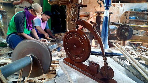 Pengerajin Limbah Kayu Jati Bertahan Ditengah Pandemi