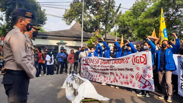 Tolak Kenaikan Sejumlah Harga, Puluhan Mahasiswa Turun Kejalan