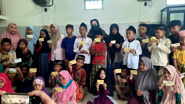 Berbagi Kebahagiaan Ditengah Bulan Ramadhan, Sasa Berkunjung ke Pesantren