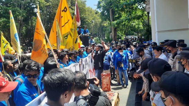 Demo Tolak Kenaikan Harga BBM diwarnai Aksi Saling Dorong Dengan Polisi