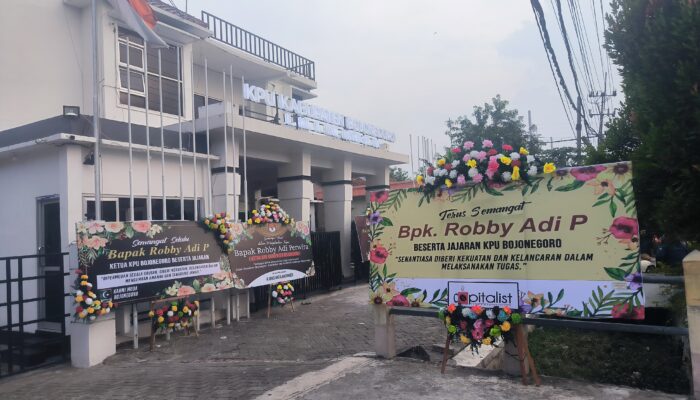 Karangan Bunga Penuhi Kantor KPU Bojonegoro